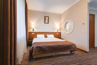 Отель Premier Hotel Abri Днепр Стандартный двухместный номер с 1 кроватью или 2 отдельными кроватями-1